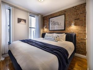 Giường trong phòng chung tại Three Bedroom on Little Italy Mulberry Street +2 ảnh