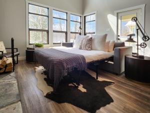 Postel nebo postele na pokoji v ubytování Tremblant Prestige - Les Eaux 227-5