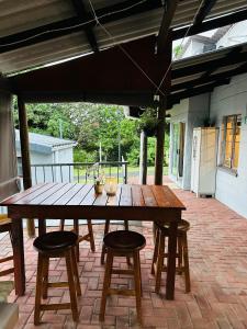 ein Holztisch und Stühle auf einer Terrasse in der Unterkunft The Coastal at Marina Glen Holiday Resort in Marina Beach