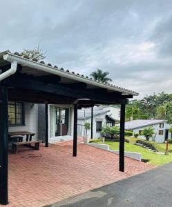 einen Pavillon mit einem Picknicktisch auf einer Backsteinterrasse in der Unterkunft The Coastal at Marina Glen Holiday Resort in Marina Beach