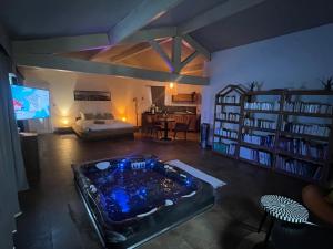 Posteľ alebo postele v izbe v ubytovaní Les Lofts de Bouzigues + 36 fotografií