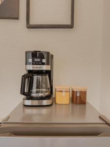 Příslušenství pro přípravu čaje a kávy v ubytování Suite monoambiente con aire y bañera