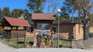 Alt SchadowSpreewaldhäuser Golinski mit Kamin am Neuendorfer See的有栅栏的房子