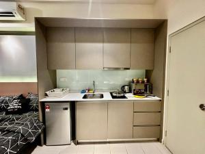 Η κουζίνα ή μικρή κουζίνα στο Tamarind Suite- Deluxe 2 bed studio Cyberjaya +8 φωτογραφίες