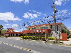 梅里达Hotel Posada Maya的街道边的酒店