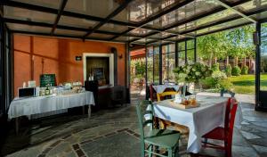 A restaurant or other place to eat at Cascina La Commenda