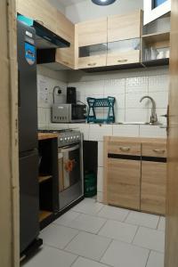 d'une cuisine avec un four et des armoires en acier inoxydable dans l'établissement Elegant F3, 2 chambres climatisées lits king size, Yoff plage bceao, à Dakar 34 autres photos