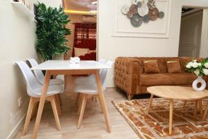 un salon avec une table et un canapé dans l'établissement Elegant F3, 2 chambres climatisées lits king size, Yoff plage bceao, à Dakar