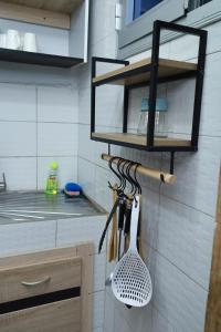 une cuisine avec des ustensiles accrochés au mur dans l'établissement Elegant F3, 2 chambres climatisées lits king size, Yoff plage bceao, à Dakar