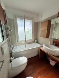 un bagno con vasca, WC e lavandino di Appartamento Da Mario a Udine Altre 18 foto