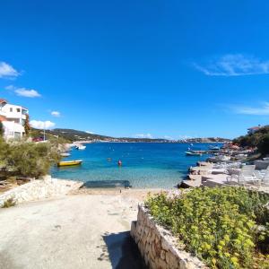 Una vista de una playa con barcos en el agua. en Vila Mariana, en Sevid