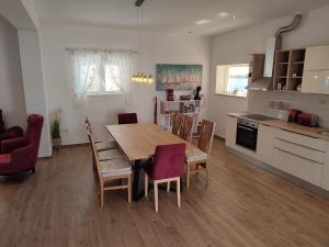 Una cocina y un comedor con mesa y sillas. en Vila Mariana, en Sevid