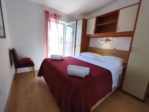 Un dormitorio con una cama con dos toallas encima. en Vila Mariana, en Sevid