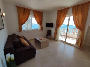 una sala de estar con un sofá y una mesa en Vila Mariana, en Sevid