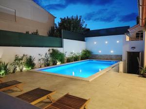 una piscina en el patio trasero de una casa en Vila Mariana, en Sevid 10 fotos más