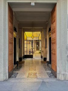 un corridoio di un edificio con due porte in legno di Pinturicchio 21 a Milano