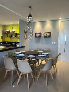 a dining room with a table and chairs at Apartamento em Praia de Cotovelo in Parnamirim