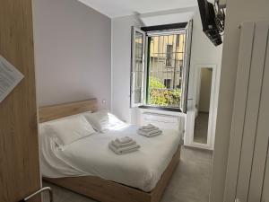 una camera da letto con un letto con asciugamani sopra di Pinturicchio 21 a Milano