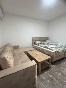 Postel nebo postele na pokoji v ubytování Apartmani kod Lazarice Šid