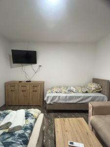 Postel nebo postele na pokoji v ubytování Apartmani kod Lazarice Šid