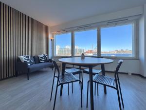 Χώρος καθιστικού στο Stay with locals - Shared Apartment Homestay