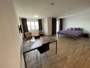 Postel nebo postele na pokoji v ubytování Motel & Aparthotel Brüggli