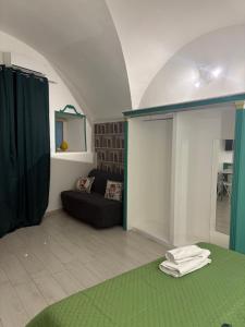 a living room with a couch and a green rug at La maison des marins in Catania +6 photos