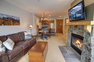 TV a/nebo společenská místnost v ubytování Red Hawk Lodge 2275 by SummitCove Lodging