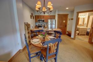 Posezení v ubytování Red Hawk Lodge 2275 by SummitCove Lodging