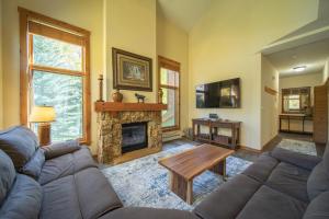 Μια τηλεόραση ή/και κέντρο ψυχαγωγίας στο Seasons 1851 by SummitCove Lodging