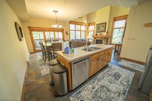 Η κουζίνα ή μικρή κουζίνα στο Seasons 1851 by SummitCove Lodging