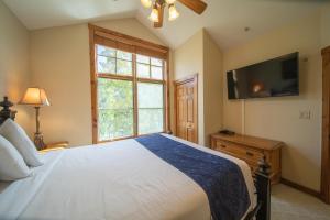 Ένα ή περισσότερα κρεβάτια σε δωμάτιο στο Seasons 1851 by SummitCove Lodging +63 φωτογραφίες