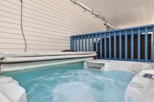 Hồ bơi trong/gần LIV Resort, Private Jacuzzi and Pet Friendly