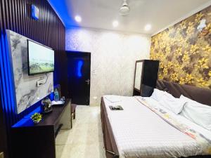 Postel nebo postele na pokoji v ubytování Hotel Nizamuddin Fab