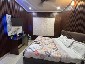 Postel nebo postele na pokoji v ubytování Hotel Nizamuddin Fab