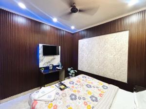 TV a/nebo společenská místnost v ubytování Hotel Nizamuddin Fab