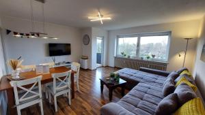een woonkamer met een bank en een tafel bij Fewo Flutbarke in Wilhelmshaven