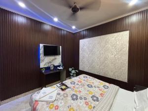 TV a/nebo společenská místnost v ubytování Hotel Nizamuddin Fab