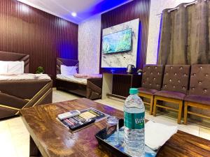 TV a/nebo společenská místnost v ubytování Hotel Nizamuddin Fab