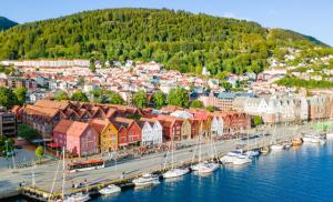 Vue aérienne d'une ville avec des bateaux dans l'eau dans l'établissement Townhouse - 700 meters from Bryggen, à Bergen