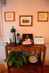 una mesa con cafetera y tostadora en Stone Soup Inn en Indianápolis