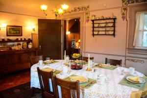 uma sala de jantar com uma mesa com uma toalha de mesa branca em Stone Soup Inn em Indianápolis