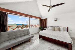 Ένα ή περισσότερα κρεβάτια σε δωμάτιο στο Illusion Boutique "Near Beach"