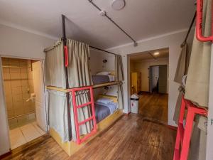 a room with a bunk bed and a ladder at Viajero Cusco Hostel in Cusco