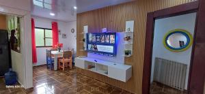 TV a/nebo společenská místnost v ubytování Cabaña Vistas del Bosque jarabacoa