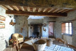 a living room with a table and a fireplace at Bioagriturismo Chignoni in Apecchio