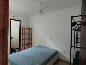 a bedroom with a bed and a ceiling fan at Casa 1 Vila do Peró in Cabo Frio