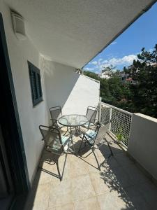 a patio with a table and chairs on a balcony at Studio apartman Pepi in Stinica