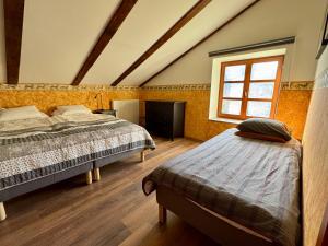 Giường trong phòng chung tại Hisa Betin 4 Bedroom Holiday Home In Soca Valley