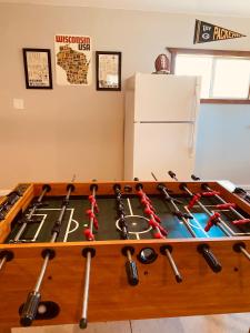 una gran caja de madera llena de bates de béisbol en Green Bay Packer Game House or Resch Expo less than 1 mile from Lambeau Field, en Green Bay